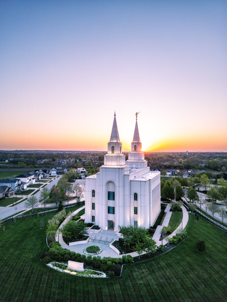 The Kansas City Missouri Temple at sunset.