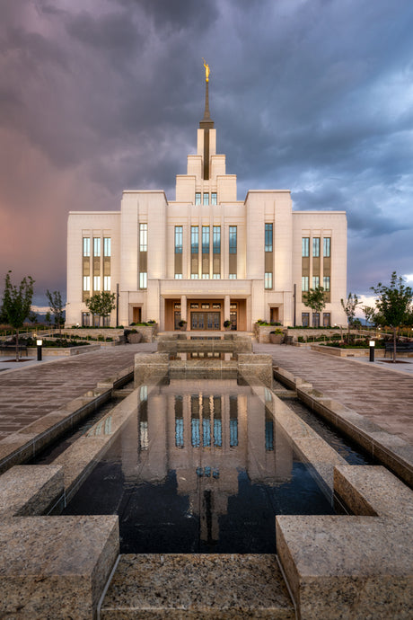 The Saratoga Springs Utah Temple with fountains.