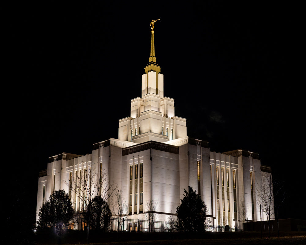 The Saratoga Springs Utah temple lit up at night.